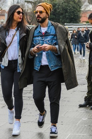 Quale giacca di jeans indossare con chino neri per un uomo di 30 anni quando fa caldo in modo casual: Prova ad abbinare una giacca di jeans con chino neri per un look spensierato e alla moda. Per distinguerti dagli altri, calza un paio di sneakers basse di tela nere e bianche.