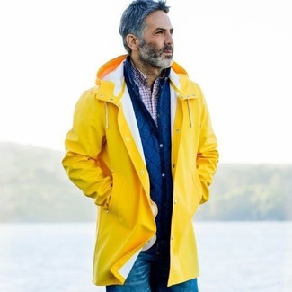 Come indossare e abbinare un impermeabile giallo: Per un outfit quotidiano pieno di carattere e personalità, potresti combinare un impermeabile giallo con jeans blu.