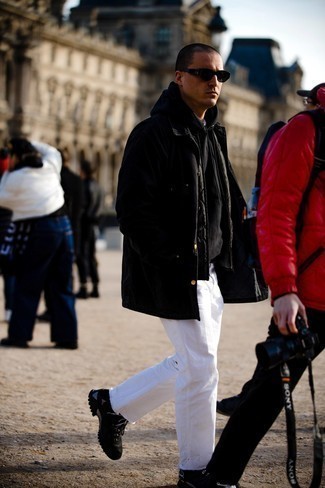 Come indossare e abbinare una giacca trapuntata: Prova ad abbinare una giacca trapuntata con jeans bianchi per affrontare con facilità la tua giornata. Se non vuoi essere troppo formale, opta per un paio di scarpe sportive nere.
