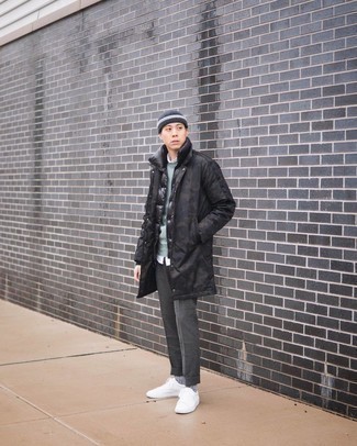 Quale impermeabile indossare con chino grigi per un uomo di 20 anni in modo casual: Opta per un impermeabile e chino grigi per vestirti casual. Sneakers basse di tela bianche sono una eccellente scelta per completare il look.