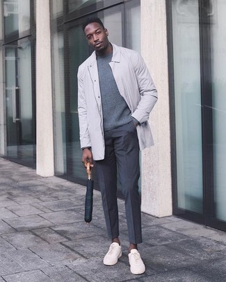 Quale maglione girocollo indossare con un impermeabile grigio per un uomo di 30 anni: Potresti combinare un impermeabile grigio con un maglione girocollo per un outfit comodo ma studiato con cura. Per distinguerti dagli altri, scegli un paio di sneakers basse di tela beige.