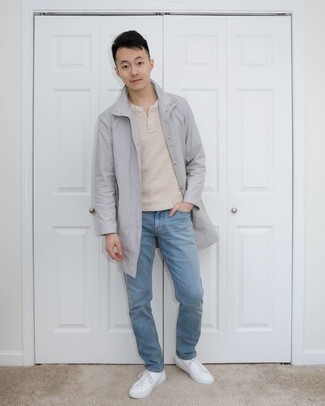 Quale jeans indossare con sneakers basse bianche: Prova ad abbinare un impermeabile grigio con jeans per affrontare con facilità la tua giornata. Ispirati all'eleganza di Luca Argentero e completa il tuo look con un paio di sneakers basse bianche.