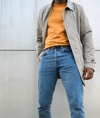 Come indossare e abbinare una t-shirt girocollo arancione con un impermeabile grigio: Abbina un impermeabile grigio con una t-shirt girocollo arancione per un look trendy e alla mano.