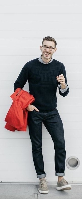 Come indossare e abbinare sneakers basse grigie per un uomo di 20 anni: Abbina un impermeabile rosso con jeans neri per un look trendy e alla mano. Sneakers basse grigie sono una eccellente scelta per completare il look.