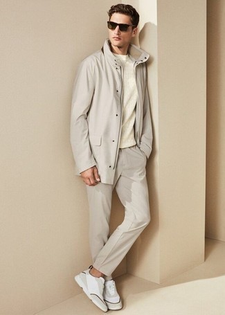 Come indossare e abbinare pantaloni grigi per un uomo di 30 anni quando fa caldo: Punta su un impermeabile grigio e pantaloni grigi per un look spensierato e alla moda. Scarpe sportive bianche sono una valida scelta per completare il look.