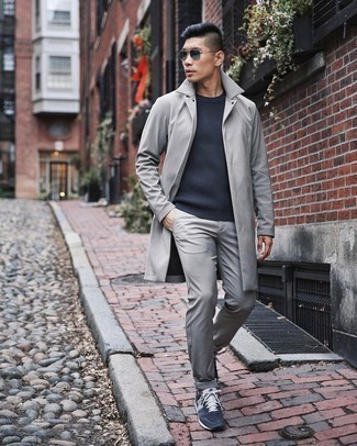 Quale impermeabile indossare con chino grigi per un uomo di 30 anni: Metti un impermeabile e chino grigi per un look trendy e alla mano. Opta per un paio di scarpe sportive blu scuro e bianche per un tocco più rilassato.