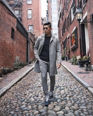 Quale chino indossare con un impermeabile grigio: Punta su un impermeabile grigio e chino per un look trendy e alla mano. Se non vuoi essere troppo formale, opta per un paio di scarpe sportive blu scuro e bianche.