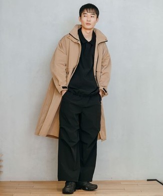 Moda uomo anni 20: Mostra il tuo stile in un impermeabile marrone chiaro con chino neri per affrontare con facilità la tua giornata. Indossa un paio di scarpe sportive nere per un tocco più rilassato.