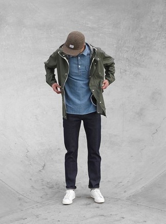 Quale impermeabile indossare con jeans blu scuro per un uomo di 20 anni: Indossa un impermeabile con jeans blu scuro per un outfit comodo ma studiato con cura. Sneakers basse di tela bianche sono una splendida scelta per completare il look.