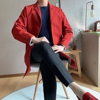 Quale impermeabile indossare con mocassini eleganti rossi: Prova a combinare un impermeabile con pantaloni eleganti neri per una silhouette classica e raffinata Scegli uno stile classico per le calzature e opta per un paio di mocassini eleganti rossi.