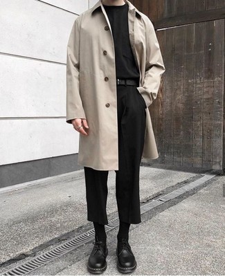 Trend da uomo 2021: Scegli un impermeabile beige e chino neri per un look semplice, da indossare ogni giorno. Mostra il tuo gusto per le calzature di alta classe con un paio di scarpe derby in pelle pesanti nere.