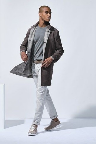 Look alla moda per uomo: Impermeabile grigio scuro, T-shirt girocollo grigia, Chino bianchi, Scarpe sportive marroni