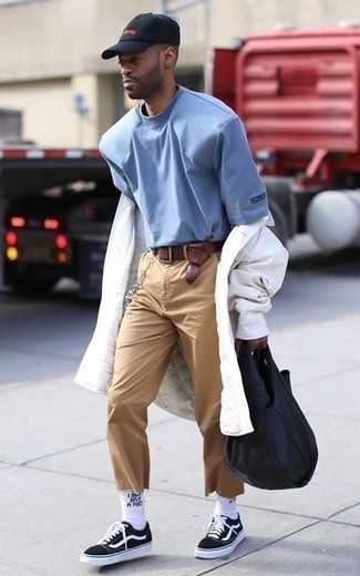 Look alla moda per uomo: Impermeabile bianco, T-shirt girocollo azzurra, Chino marrone chiaro, Sneakers basse di tela nere e bianche