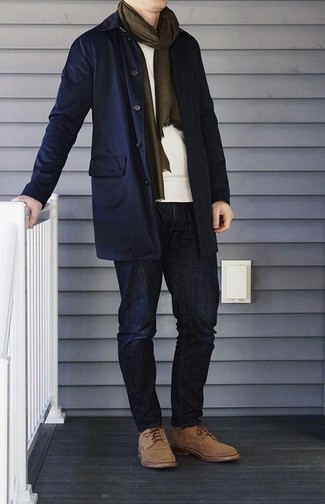 Quale impermeabile indossare con jeans blu scuro in modo smart-casual: Per un outfit quotidiano pieno di carattere e personalità, opta per un impermeabile e jeans blu scuro. Sfodera il gusto per le calzature di lusso e prova con un paio di scarpe derby in pelle scamosciata marrone chiaro.