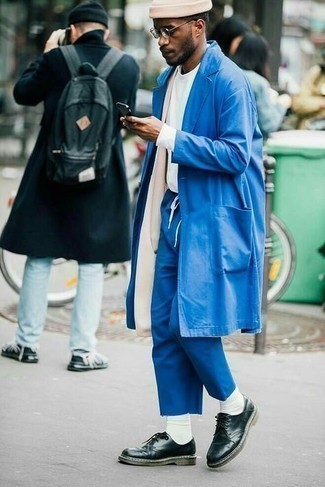 Come indossare e abbinare un impermeabile blu scuro con chino blu: Indossa un impermeabile blu scuro e chino blu per un fantastico look da sfoggiare nel weekend. Sfodera il gusto per le calzature di lusso e scegli un paio di scarpe derby in pelle nere.