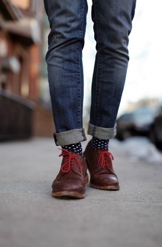 Quale jeans indossare con scarpe derby marroni in modo smart-casual: Scegli un outfit composto da jeans per una sensazione di semplicità e spensieratezza. Scarpe derby marroni impreziosiranno all'istante anche il look più trasandato.