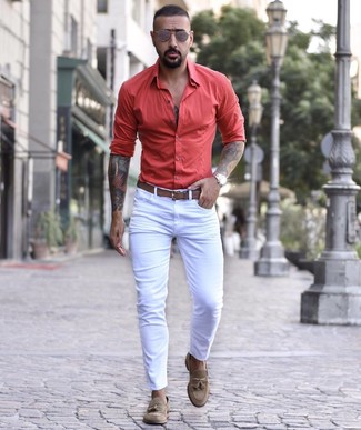 Come indossare e abbinare jeans aderenti bianchi per un uomo di 30 anni quando fa gelo: Mostra il tuo stile in jeans aderenti bianchi per un look comfy-casual. Impreziosisci il tuo outfit con un paio di mocassini con nappine in pelle scamosciata marroni.