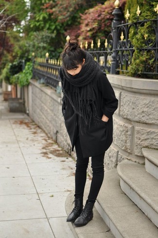 Look alla moda per donna: Jeans aderenti neri, Stivaletti con lacci in pelle neri, Sciarpa lavorata a maglia nera