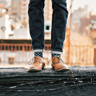Come indossare e abbinare scarpe oxford quando fa gelo: Mostra il tuo stile in jeans blu scuro per un look raffinato per il tempo libero. Calza un paio di scarpe oxford per mettere in mostra il tuo gusto per le scarpe di alta moda.