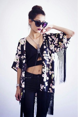 Look alla moda per donna: Kimono a fiori nero, Top corto tagliato nero, Jeans aderenti neri