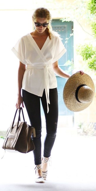 Come indossare e abbinare un cardigan bianco quando fa molto caldo in modo casual: La versatilità di un cardigan bianco e jeans aderenti strappati neri li rende capi in cui vale la pena investire.