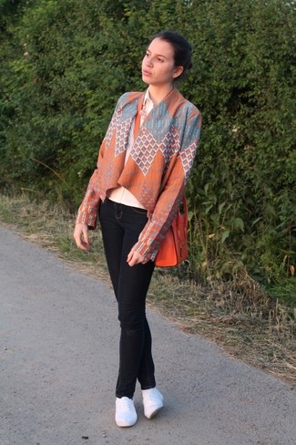 Look alla moda per donna: Kimono geometrico arancione, Camicia elegante beige, Jeans aderenti neri, Espadrillas bianche