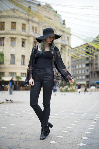 Come indossare e abbinare jeans neri con stivaletti in pelle neri: Prova ad abbinare un kimono di pizzo nero con jeans neri per andare a prendere un caffè in stile casual. Stivaletti in pelle neri sono una eccellente scelta per completare il look.