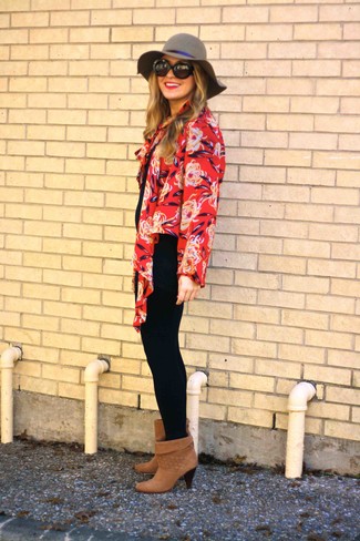Come indossare e abbinare stivaletti marroni quando fa caldo in modo casual: Scegli un outfit composto da un kimono a fiori rosso e leggings neri per un look spensierato e alla moda. Stivaletti marroni sono una interessante scelta per completare il look.
