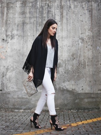 Come indossare e abbinare un kimono nero: Vestiti con un kimono nero e jeans aderenti strappati bianchi per un look comfy-casual. Sandali gladiatore in pelle scamosciata neri sono una valida scelta per completare il look.