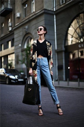Come indossare e abbinare un kimono nero in estate 2024: Abbina un kimono nero con jeans azzurri per essere casual. Sandali con tacco in pelle neri sono una valida scelta per completare il look. Con questo outfit non puoi sbagliare in questi mesi estivi.
