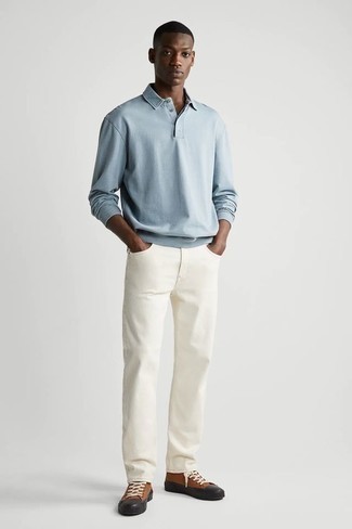 Quale maglia a polo indossare con jeans bianchi: Abbina una maglia  a polo con jeans bianchi per un look davvero alla moda. Scegli un paio di sneakers alte di tela marroni come calzature per un tocco più rilassato.