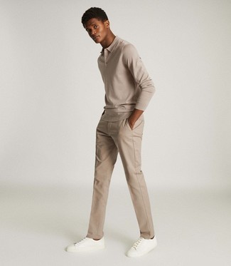 Look alla moda per uomo: Maglia  a polo beige, Chino marrone chiaro, Sneakers basse in pelle bianche
