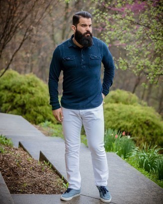 Come indossare e abbinare jeans bianchi con sneakers basse di tela azzurre: Metti una maglia  a polo blu scuro e jeans bianchi per essere elegante ma non troppo formale. Sneakers basse di tela azzurre daranno una nuova dimensione a un look altrimenti classico.