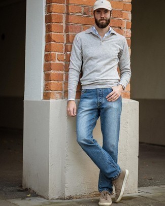 Quale jeans indossare con sneakers basse marrone chiaro per un uomo di 30 anni in modo smart-casual: Scegli una maglia  a polo grigia e jeans per creare un look smart casual. Se non vuoi essere troppo formale, scegli un paio di sneakers basse marrone chiaro.