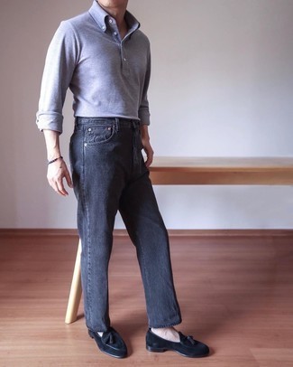 Quale mocassini con nappine indossare con jeans grigi: Perfeziona il look smart casual con una maglia  a polo grigia e jeans grigi. Scegli un paio di mocassini con nappine come calzature per un tocco virile.