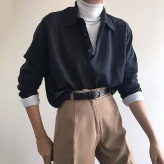 Quale chino indossare con una maglia a polo grigio scuro in primavera 2025: Potresti combinare una maglia  a polo grigio scuro con chino per un abbigliamento elegante ma casual. È fantastica scelta per i mesi primaverili!