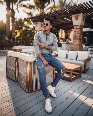 Quale jeans aderenti indossare con sneakers basse bianche e blu: Abbina una maglia  a polo grigia con jeans aderenti per un'atmosfera casual-cool. Per distinguerti dagli altri, calza un paio di sneakers basse bianche e blu.