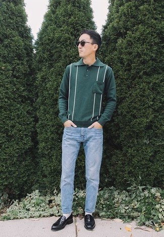 Come indossare e abbinare jeans acqua: Vestiti con una maglia  a polo verde scuro e jeans acqua se preferisci uno stile ordinato e alla moda. Opta per un paio di mocassini eleganti in pelle neri per un tocco virile.