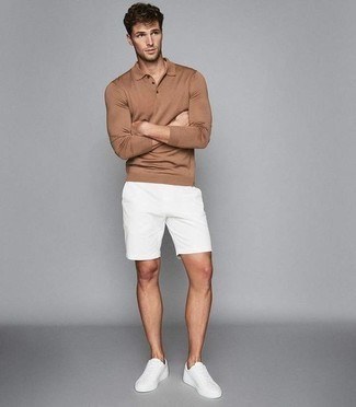Look alla moda per uomo: Maglia  a polo marrone, Pantaloncini bianchi, Sneakers basse in pelle bianche