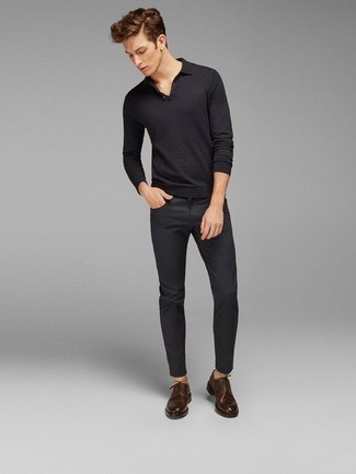 Come indossare e abbinare jeans grigi con scarpe derby in pelle marroni: Indossa una maglia  a polo nera con jeans grigi, perfetto per il lavoro. Sfodera il gusto per le calzature di lusso e opta per un paio di scarpe derby in pelle marroni.