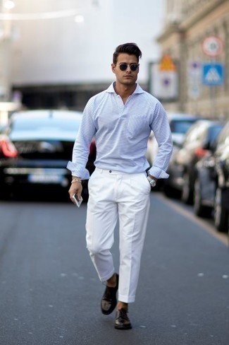 Look alla moda per uomo: Maglia  a polo a righe orizzontali azzurra, Pantaloni eleganti bianchi, Scarpe derby in pelle nere, Occhiali da sole blu scuro