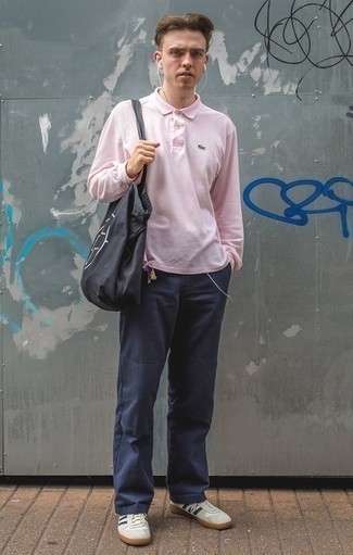 Come indossare e abbinare una borsa shopping di tela nera: Indossa una maglia  a polo rosa con una borsa shopping di tela nera per un'atmosfera casual-cool. Abbellisci questo completo con un paio di sneakers basse in pelle bianche e blu scuro.