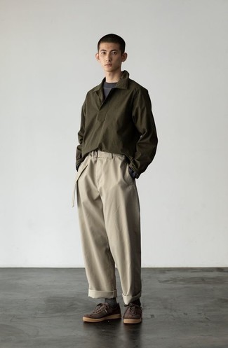 Look alla moda per uomo: Maglia  a polo verde oliva, T-shirt manica lunga grigio scuro, Chino beige, Sneakers basse di tela marrone scuro
