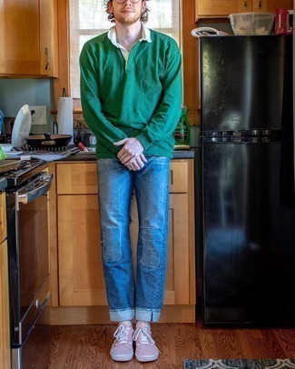 Come indossare e abbinare un maglione verde: Coniuga un maglione verde con jeans patchwork blu, perfetto per il lavoro. Indossa un paio di sneakers basse di tela rosa per un tocco virile.