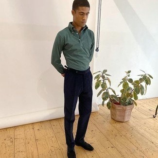 Quale mocassini eleganti indossare con pantaloni eleganti blu: Prova a combinare una maglia  a polo verde scuro con pantaloni eleganti blu per essere sofisticato e di classe. Prova con un paio di mocassini eleganti per un tocco più rilassato.
