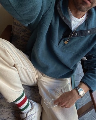 Look alla moda per uomo: Maglione a collo alto con bottoni di pile foglia di tè, T-shirt girocollo bianca, Chino beige, Sneakers basse in pelle bianche