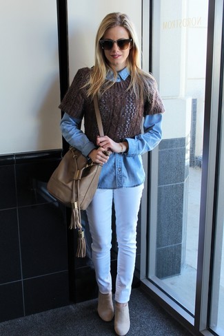 Look alla moda per donna: Maglione a maniche corte marrone, Camicia di jeans azzurra, Jeans bianchi, Stivaletti in pelle scamosciata beige