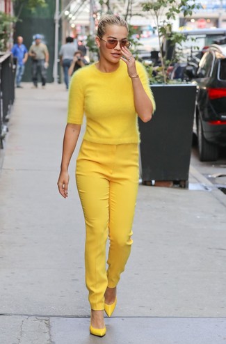 Come indossare e abbinare décolleté lime per una donna di 20 anni: Potresti indossare un maglione a maniche corte giallo e pantaloni skinny gialli per un outfit che si fa notare. Perfeziona questo look con un paio di décolleté lime.