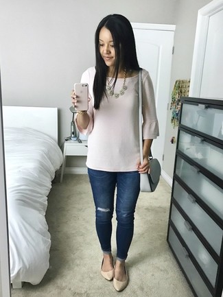 Quale jeans aderenti indossare con ballerine beige per una donna di 30 anni: Opta per un maglione a maniche corte rosa e jeans aderenti per le giornate pigre. Questo outfit si abbina perfettamente a un paio di ballerine beige.