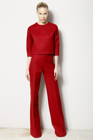 Come indossare e abbinare un maglione bordeaux: Prova ad abbinare un maglione bordeaux con pantaloni a campana rossi per un pranzo domenicale con gli amici.